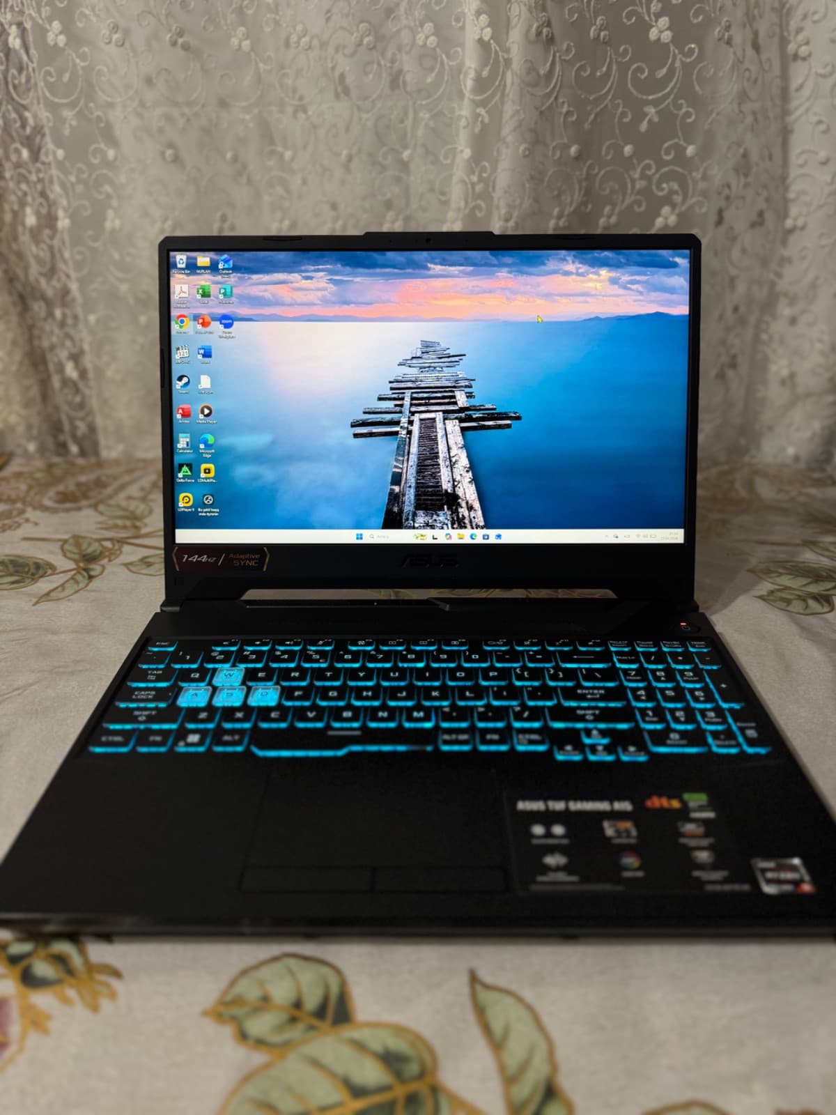 Notbuk əsas şəkil